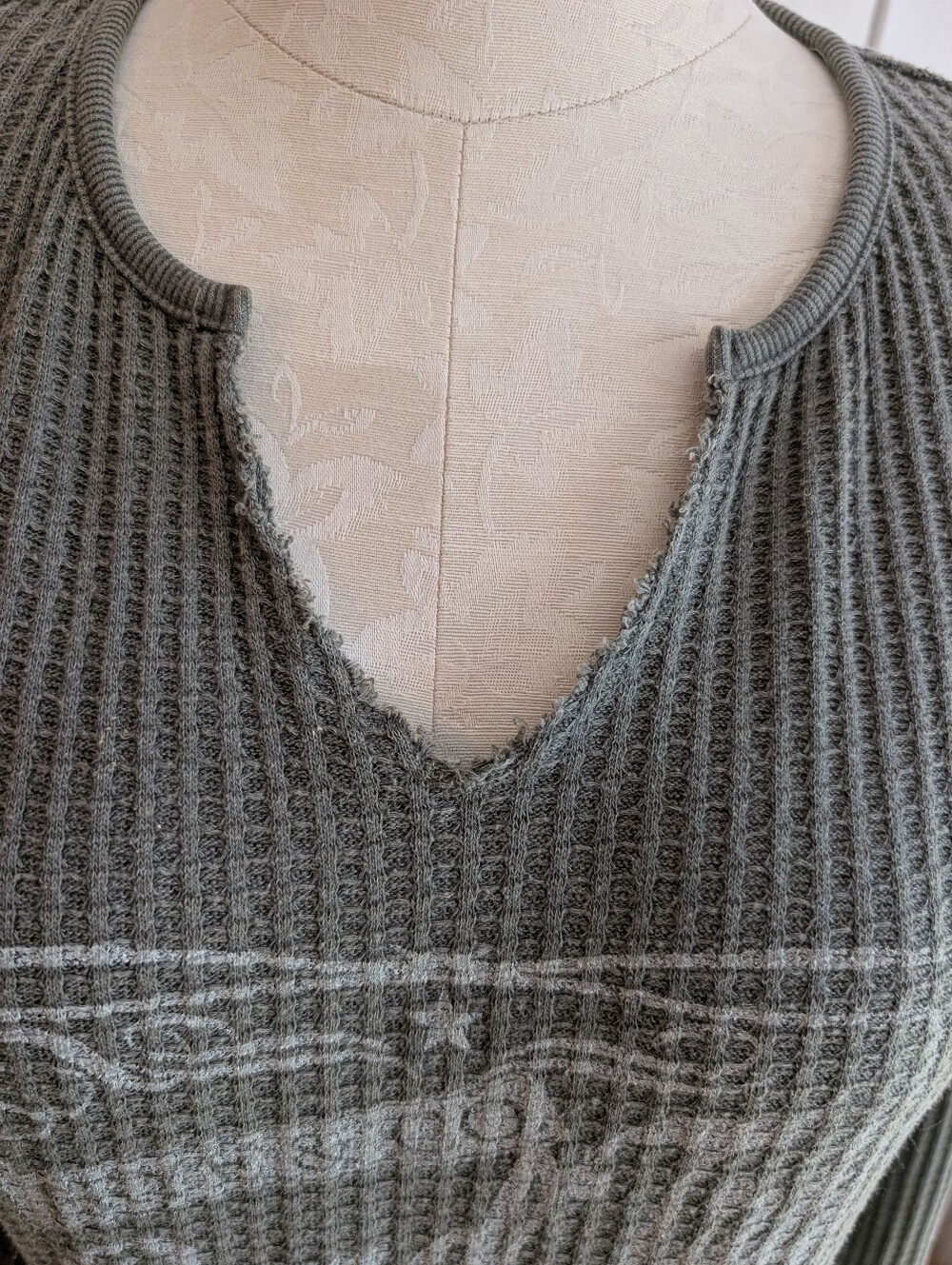 Frye & CO Waffle-Knit Olive Green Graphic Long-Sleeve Top Size XL - Picture 5 of 8